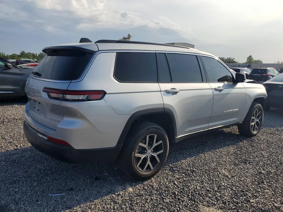 1C4RJKBG9R8602968 — 2024 JEEP GRAND CHEROKEE photo 3