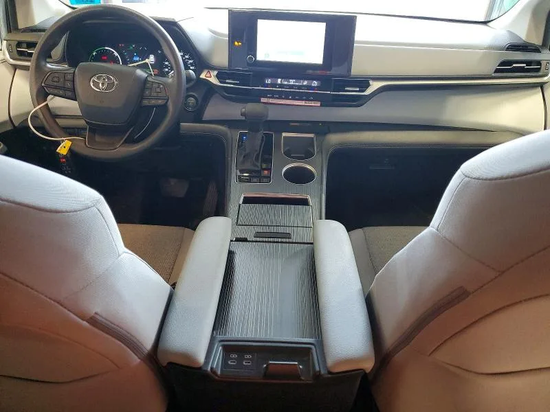 5TDKSKFC6TS240493 — 2026 TOYOTA SIENNA photo 8