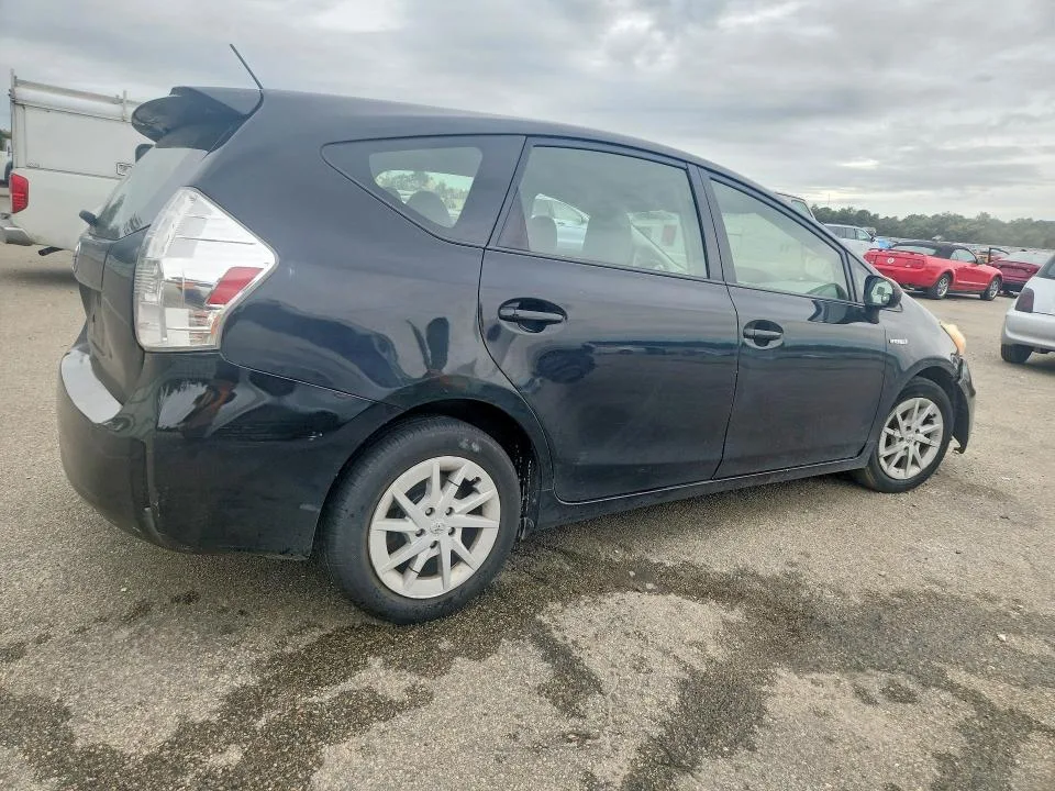 JTDZN3EUXE3360517 — 2014 TOYOTA PRIUS V photo 3