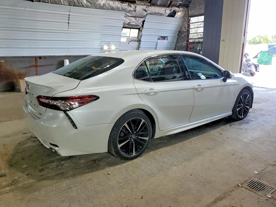 4T1B61HK4JU061425 — 2018 TOYOTA CAMRY photo 3