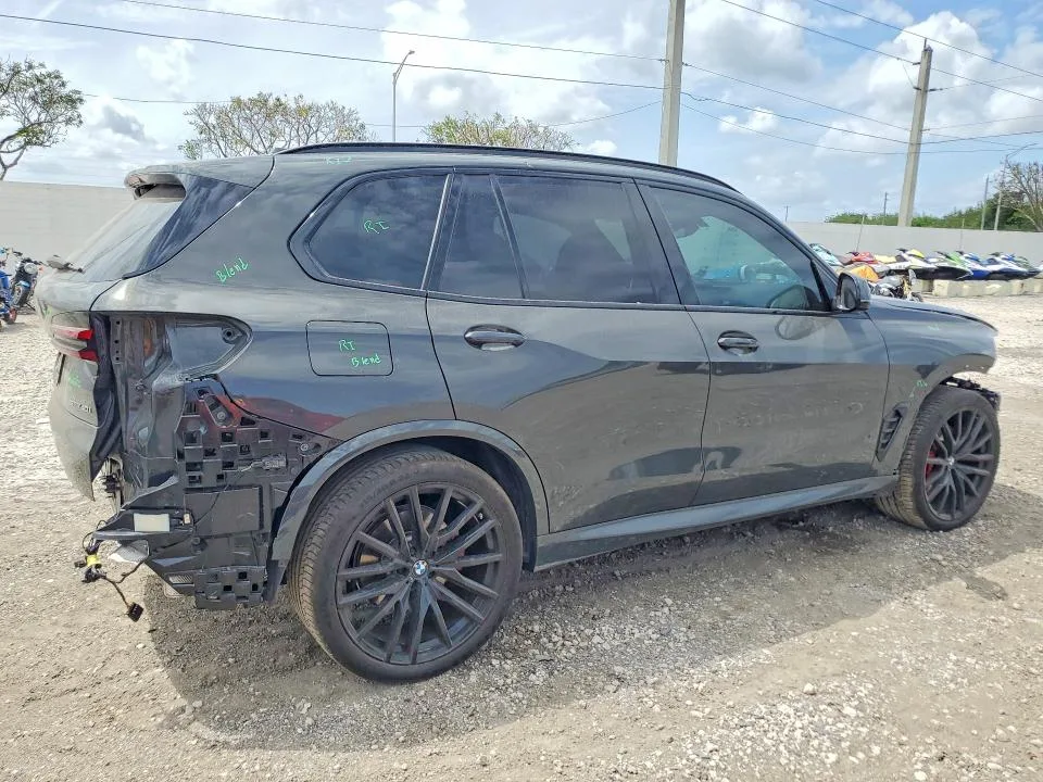 5UX13EU06T9075240 — 2026 BMW X5 photo 3