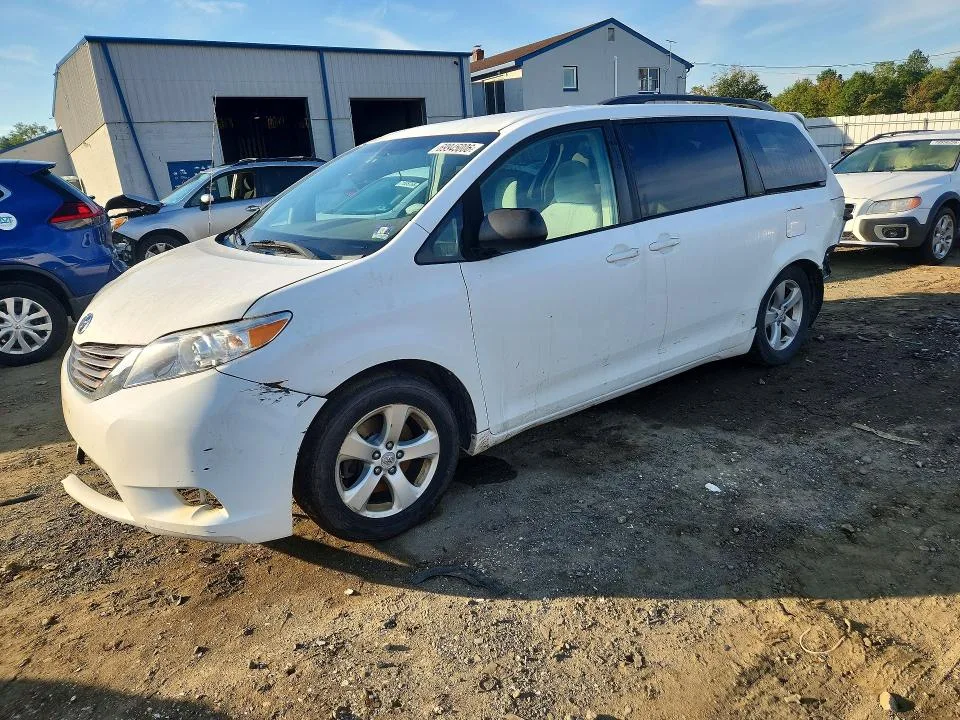 5TDKK3DC0BS122995 — 2011 TOYOTA SIENNA