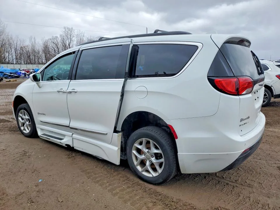 2C4RC1BG5HR668344 — 2017 CHRYSLER PACIFICA photo 2