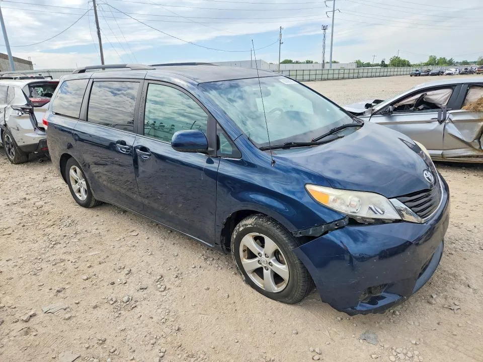 5TDKK3DC7CS245727 — 2012 TOYOTA SIENNA photo 4