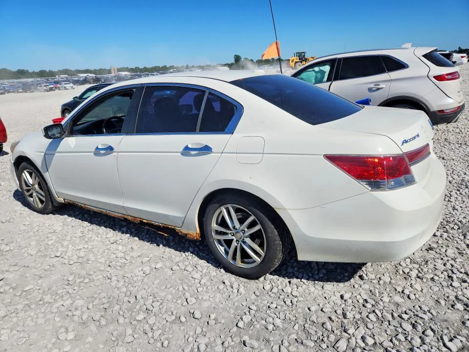 1HGCP3F86BA800520 — 2011 HONDA ACCORD photo 2