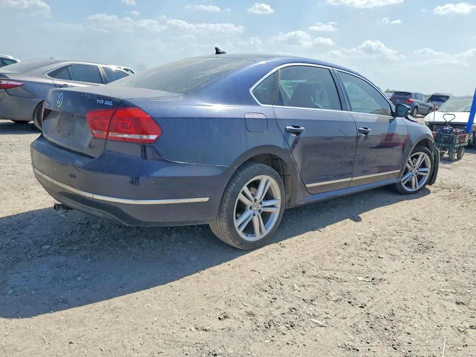 1VWCN7A38CC105630 — 2012 VOLKSWAGEN PASSAT photo 3