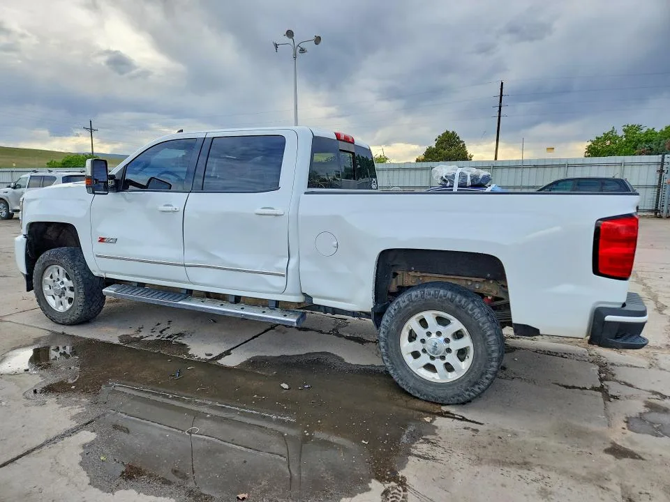 1GC4KZCY4JF261616 — 2018 CHEVROLET SILVERADO photo 2
