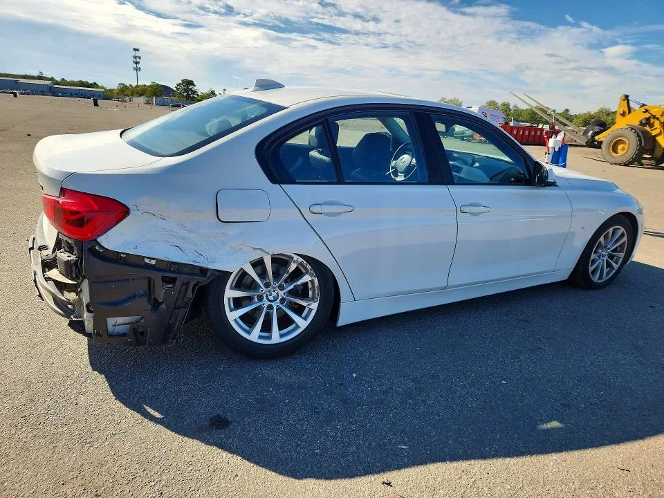 WBA8E5G53JNV03008 — 2018 BMW 320 photo 3