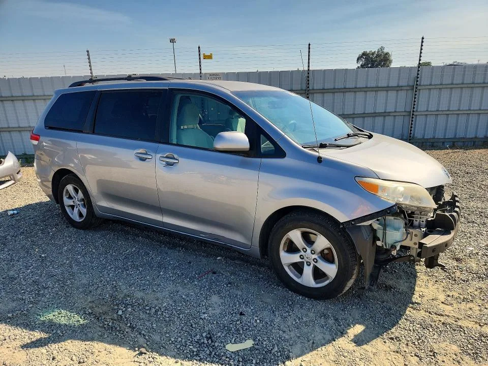 5TDKK3DC1BS162762 — 2011 TOYOTA SIENNA photo 4