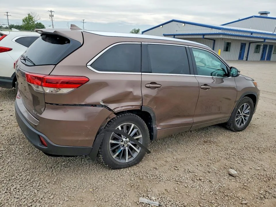5TDJZRFH6JS880860 — 2018 TOYOTA HIGHLANDER photo 3