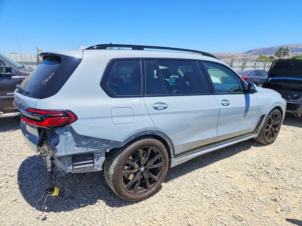5UX23EM07R9V41805 — 2024 BMW X7 photo 3