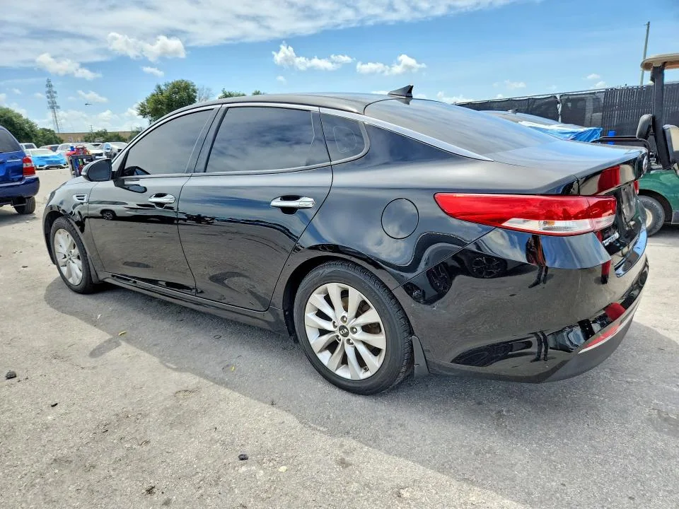 5XXGU4L38JG238260 — 2018 KIA OPTIMA photo 2