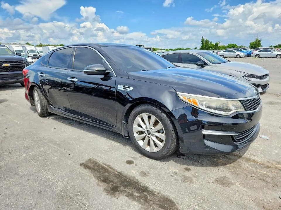 5XXGU4L38JG238260 — 2018 KIA OPTIMA photo 4