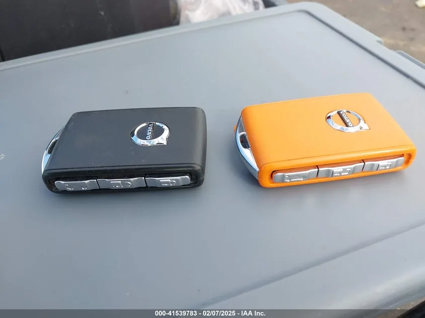 YV4L12RX8P1352363 — 2023 VOLVO XC60 photo 2