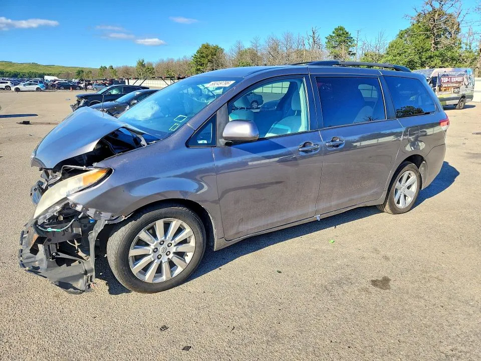 5TDJK3DC1BS018513 — 2011 TOYOTA SIENNA