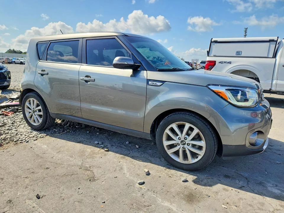 KNDJP3A58J7613522 — 2018 KIA SOUL photo 4