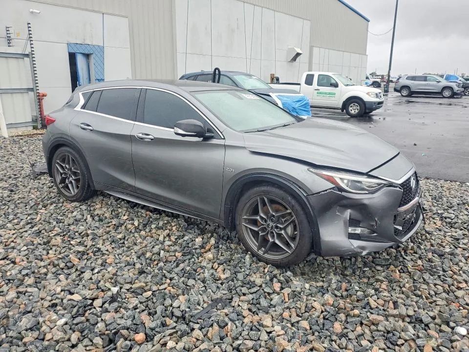SJKCH5CP3JA050802 — 2018 INFINITI QX30 photo 4