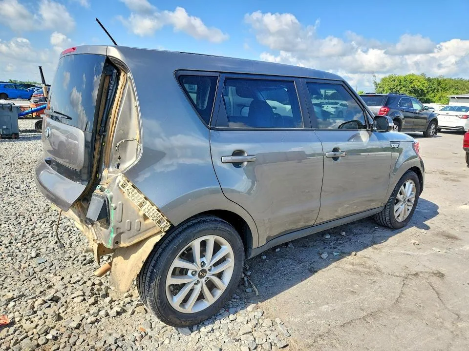 KNDJP3A58J7613522 — 2018 KIA SOUL photo 3