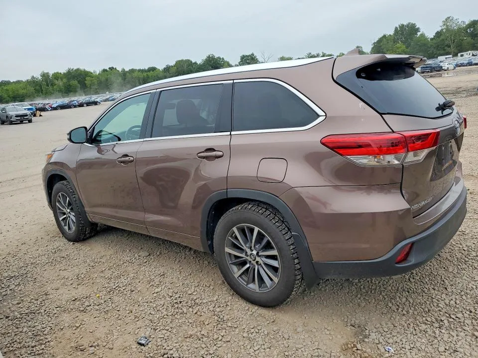 5TDJZRFH6JS880860 — 2018 TOYOTA HIGHLANDER photo 2