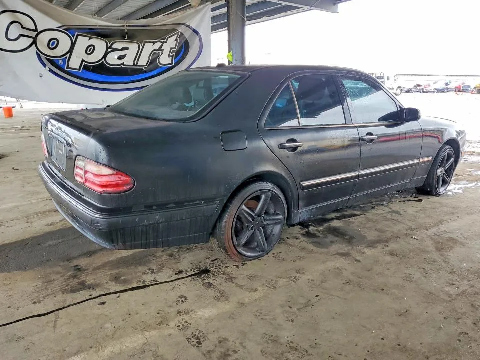 WDBJF65JX1B209631 — 2001 MERCEDES-BENZ E photo 3