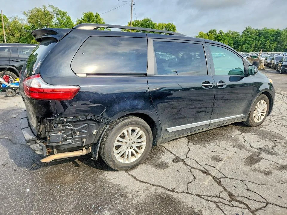 5TDYZ3DC8HS849137 — 2017 TOYOTA SIENNA photo 3
