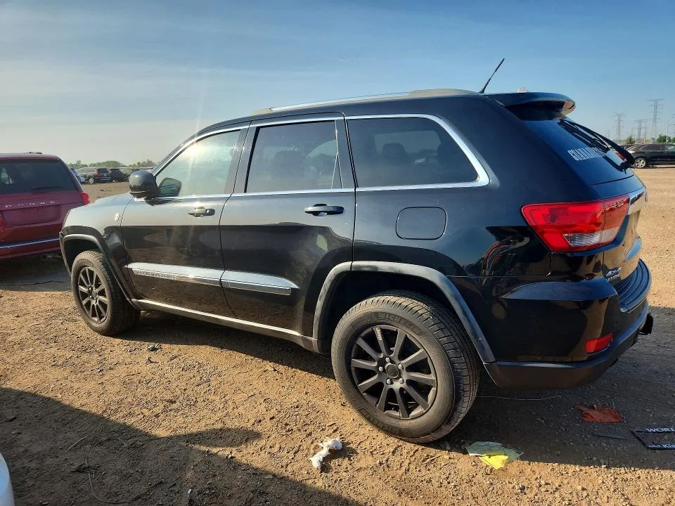 1J4RR4GT2BC571800 — 2011 JEEP GRAND CHEROKEE photo 2
