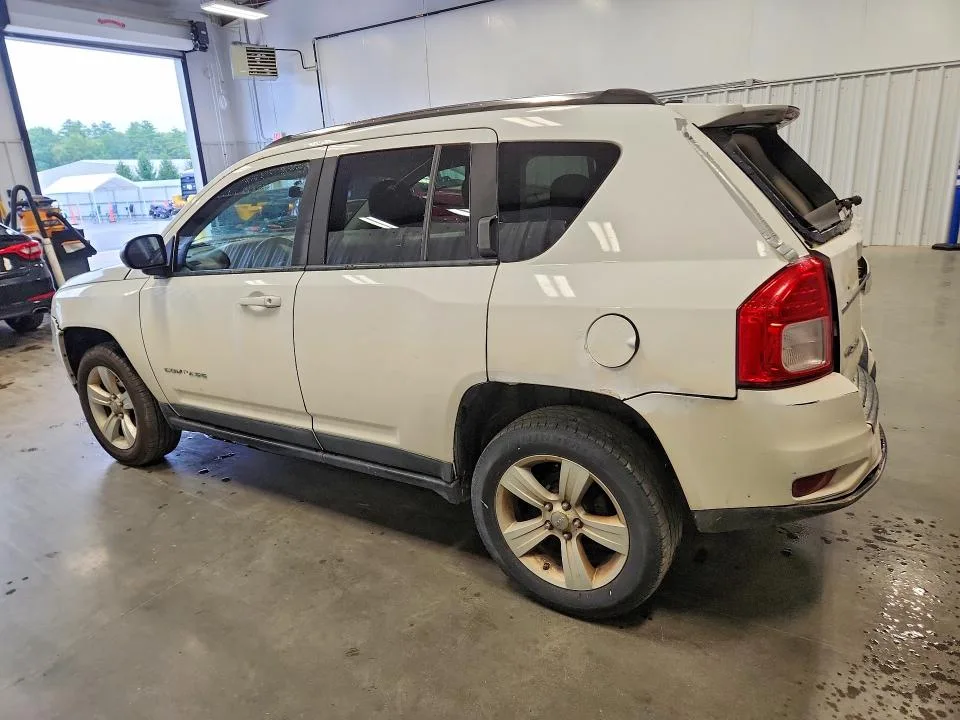 1J4NF1FB8BD283370 — 2011 JEEP COMPASS photo 2