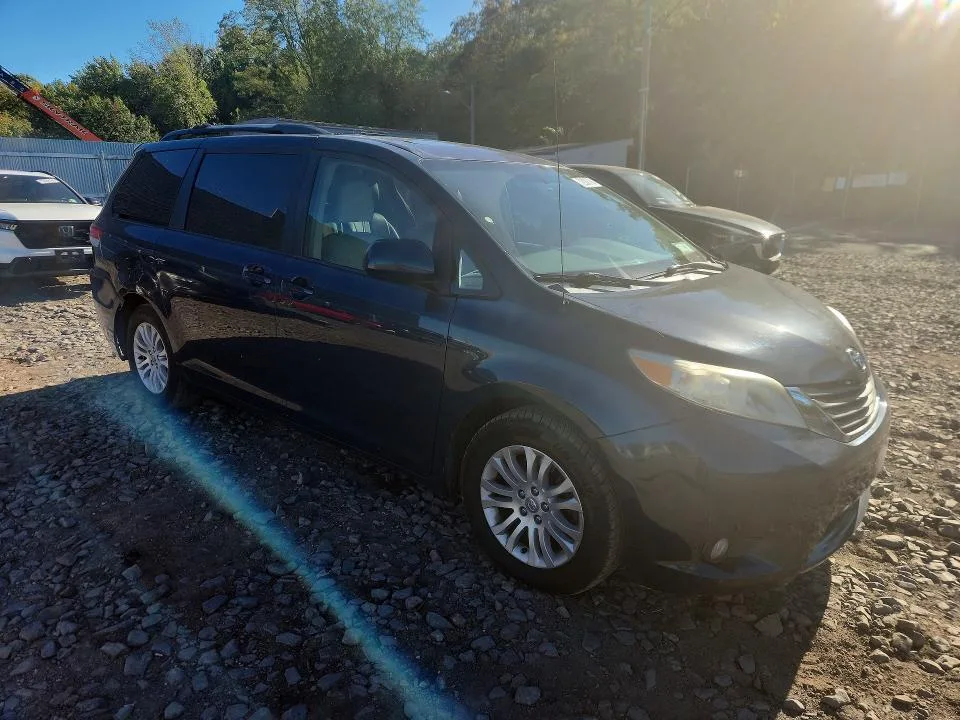5TDYK3DC0BS167137 — 2011 TOYOTA SIENNA photo 4