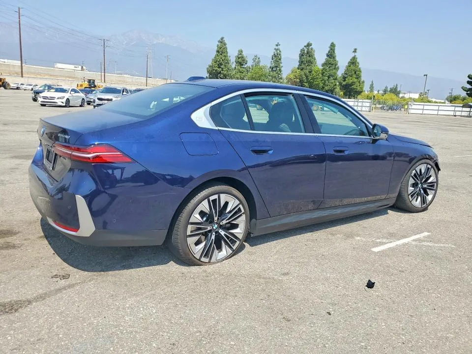 WBY33FK06RCR56582 — 2024 BMW I5 photo 3