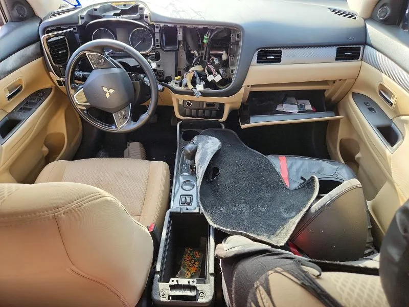JA4AD3A38JZ060991 — 2018 MITSUBISHI OUTLANDER photo 8