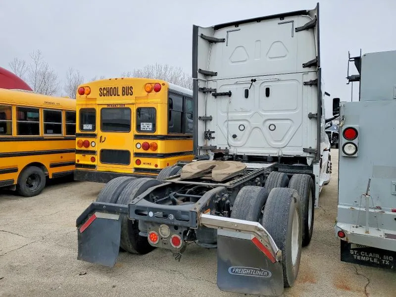 3AKJHHDR6KSKF5928 — 2019 FREIGLINER CASCADIA 126 photo 4