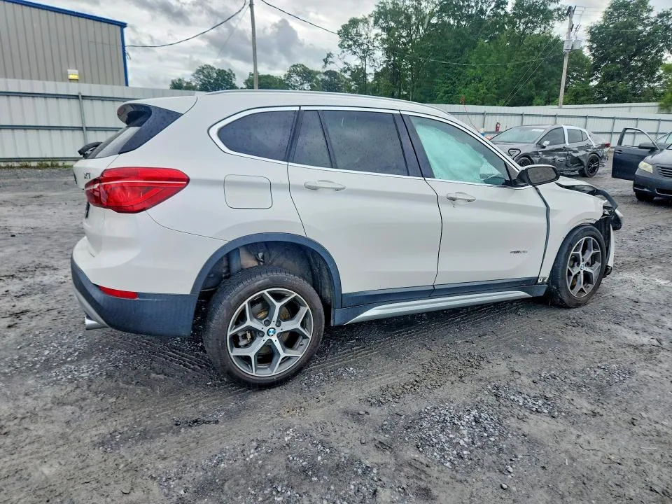 WBXHU7C38J5H41416 — 2018 BMW X1 photo 3