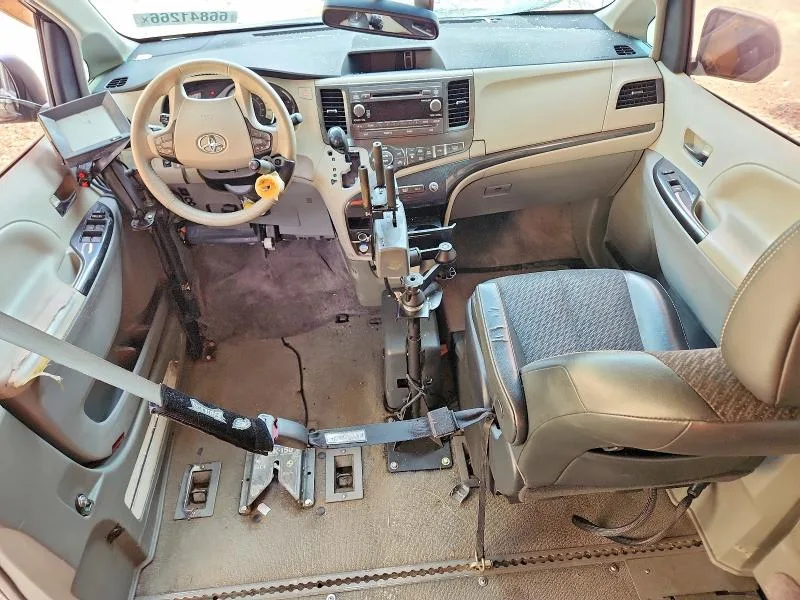 5TDXK3DC1DS310465 — 2013 TOYOTA SIENNA photo 8