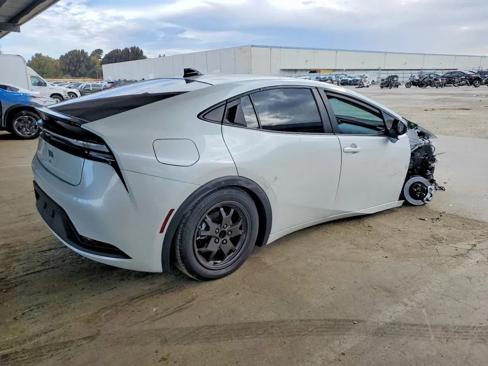 JTDACACU7T3074776 — 2026 TOYOTA PRIUS PLUG-IN HYBRID photo 3