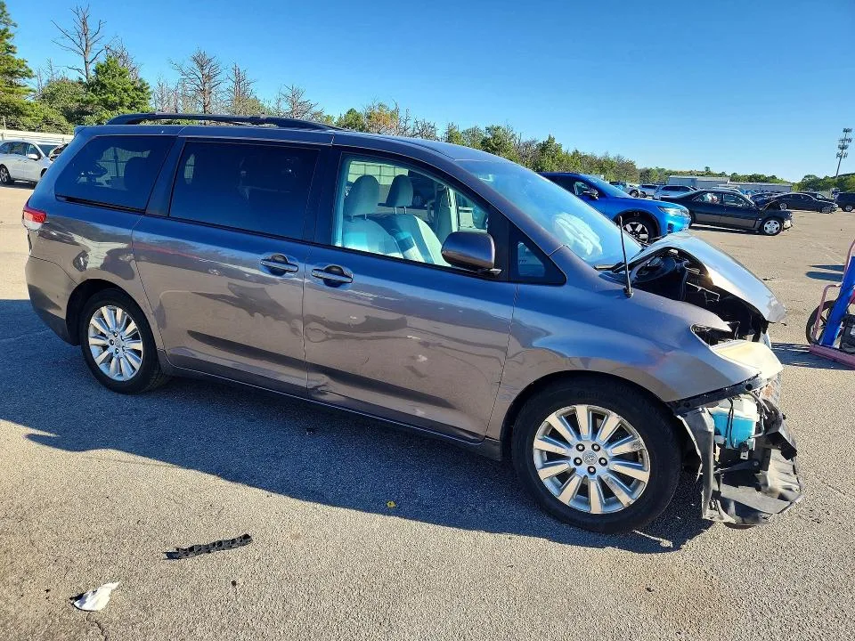 5TDJK3DC1BS018513 — 2011 TOYOTA SIENNA photo 4