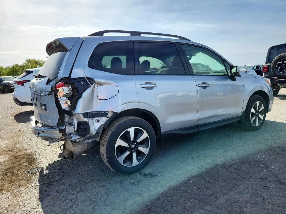 JF2SJAGC3JH548848 — 2018 SUBARU FORESTER photo 3