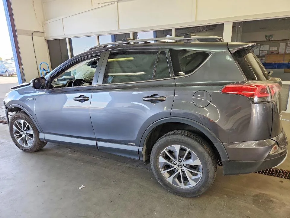 JTMRJREV5JD161712 — 2018 TOYOTA RAV4 photo 2