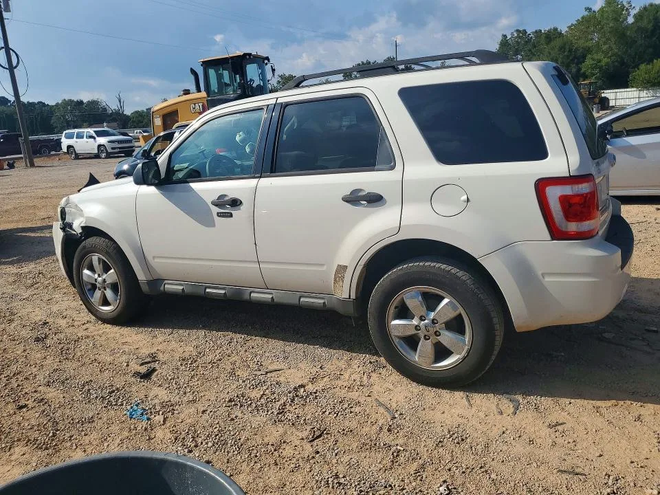 1FMCU0D76BKA04016 — 2011 FORD ESCAPE photo 2