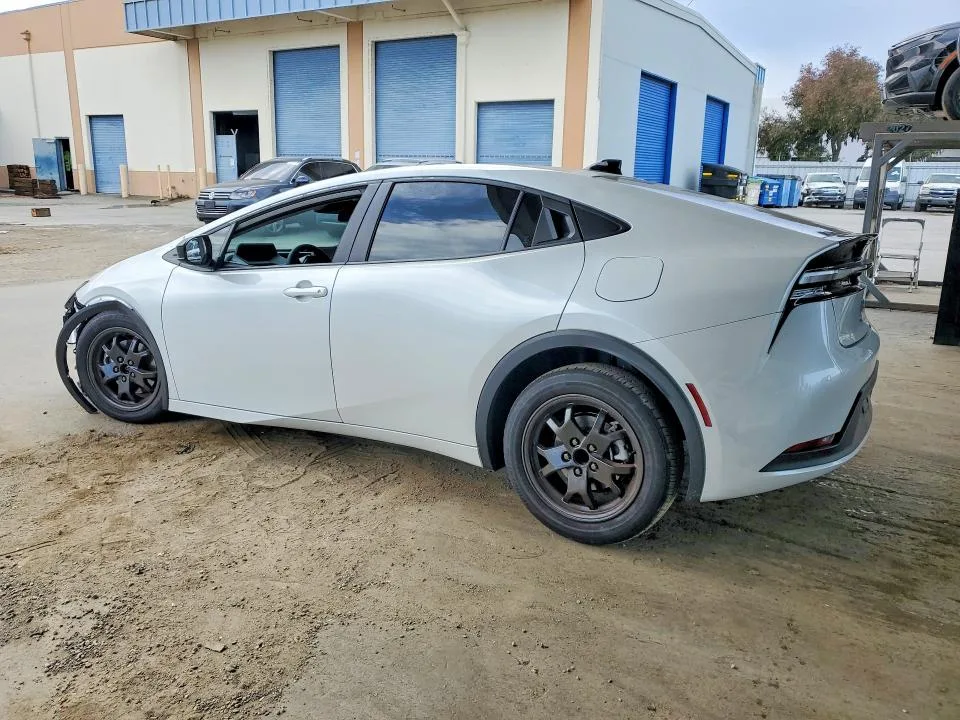 JTDACACU7T3074776 — 2026 TOYOTA PRIUS PLUG-IN HYBRID photo 2
