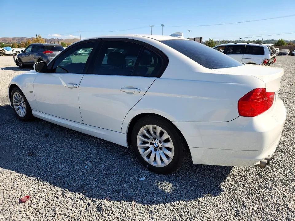 WBAPH57549NL79359 — 2009 BMW 328 photo 2
