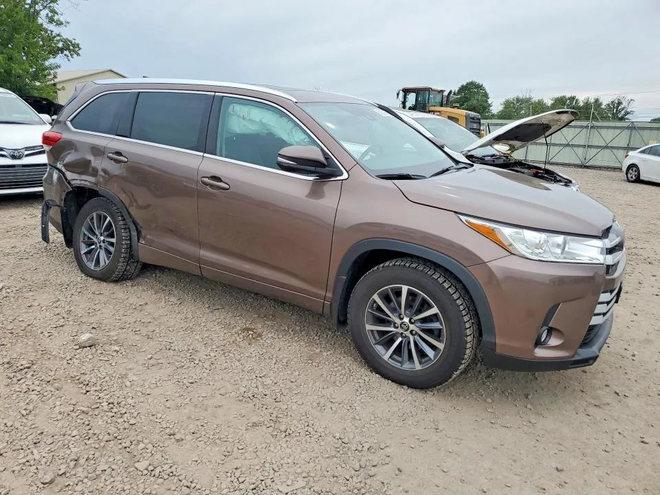 5TDJZRFH6JS880860 — 2018 TOYOTA HIGHLANDER photo 4