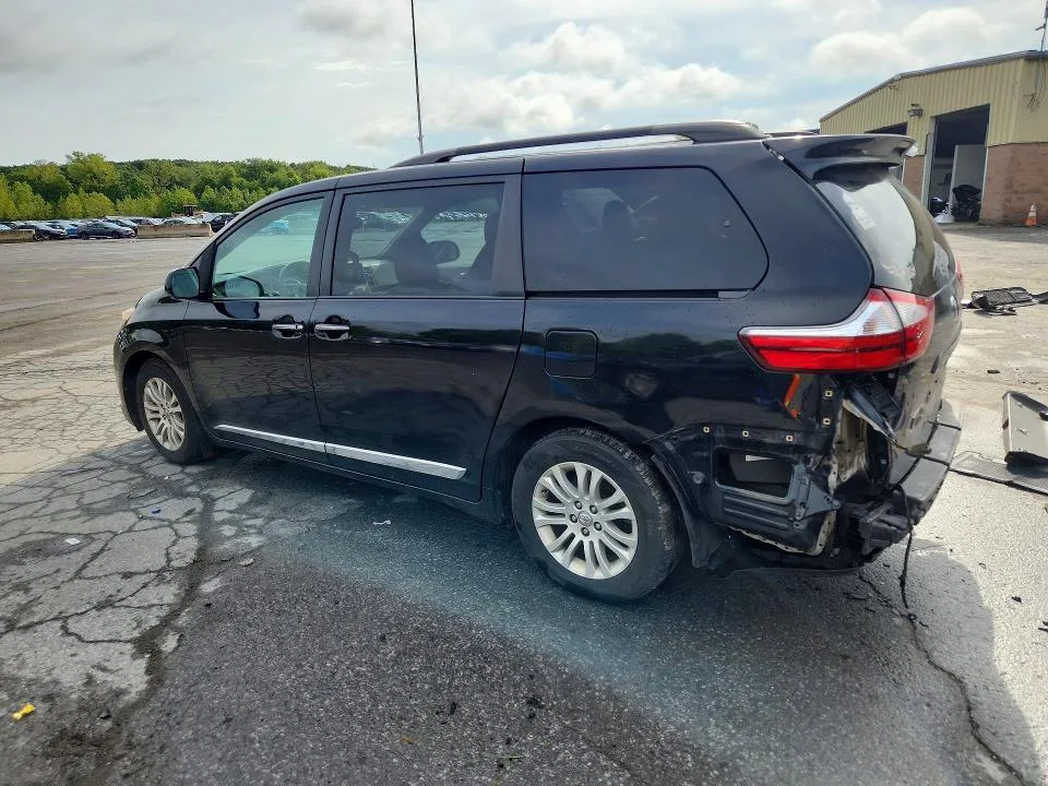 5TDYZ3DC8HS849137 — 2017 TOYOTA SIENNA photo 2