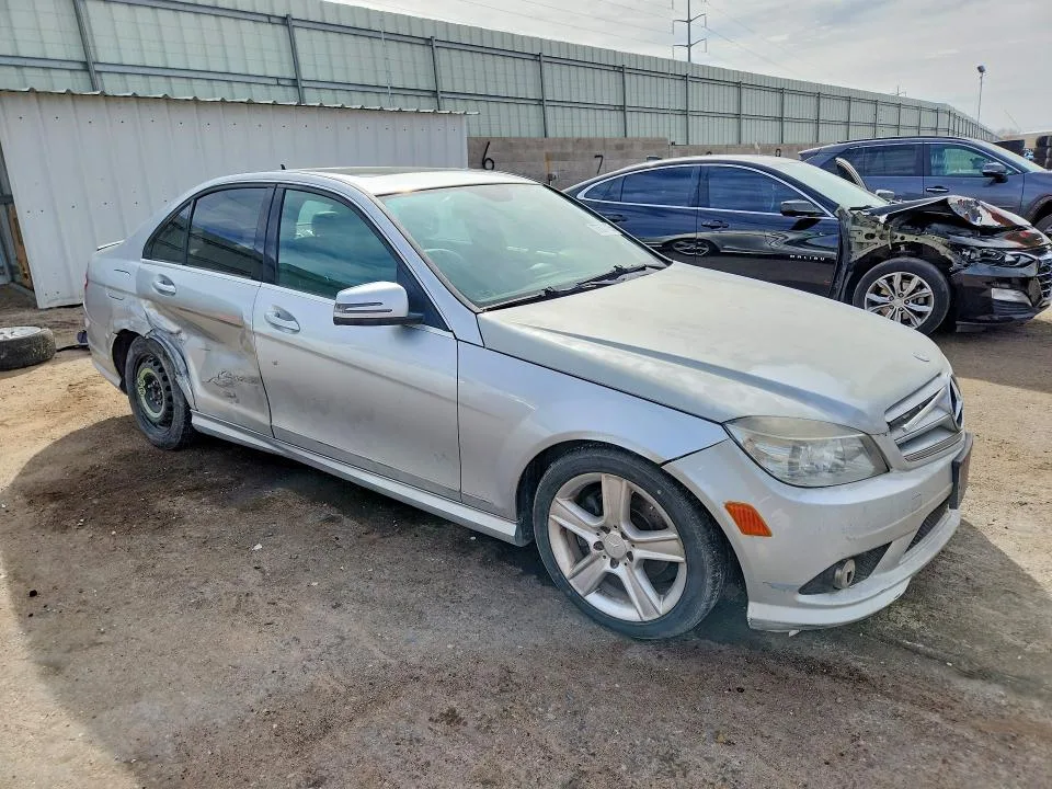 WDDGF5EB4AF379965 — 2010 MERCEDES-BENZ C photo 4