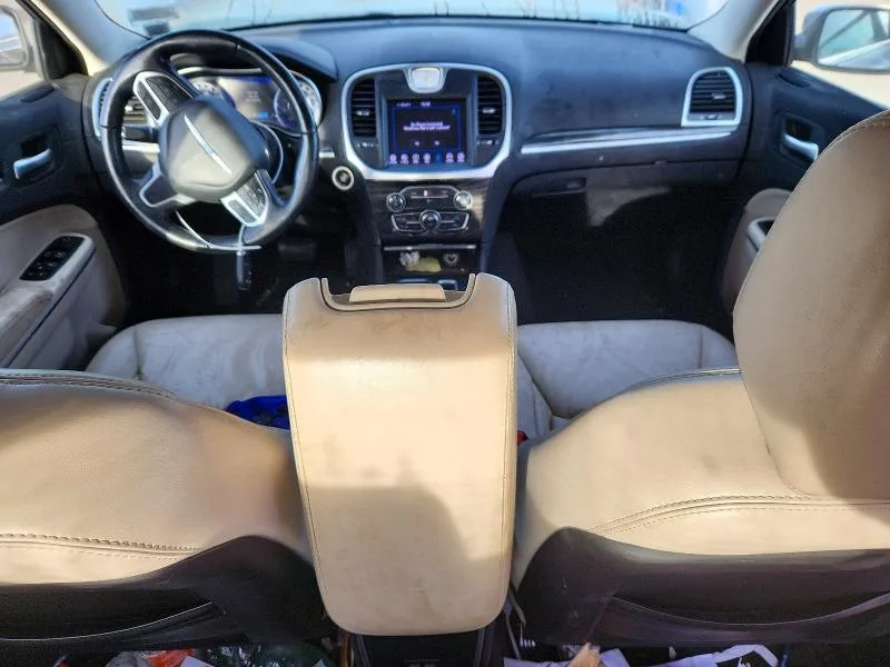 2C3CCARG0HH637394 — 2017 CHRYSLER 300 photo 8