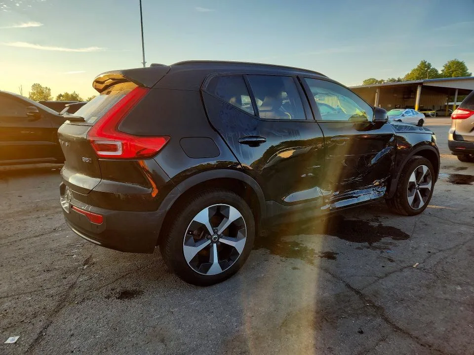 YV4L12UC1S2495825 — 2025 VOLVO XC40 photo 3