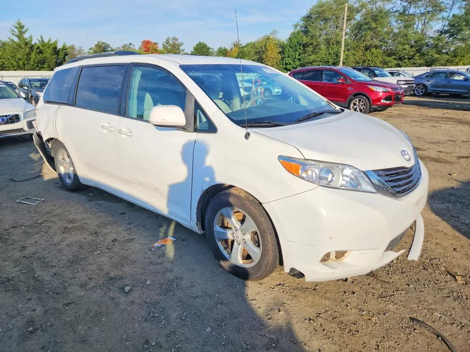 5TDKK3DC0BS122995 — 2011 TOYOTA SIENNA photo 4