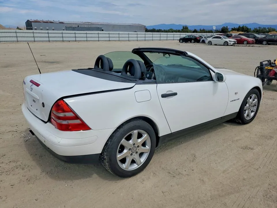 WDBKK47FXWF021401 — 1998 MERCEDES-BENZ SLK photo 3