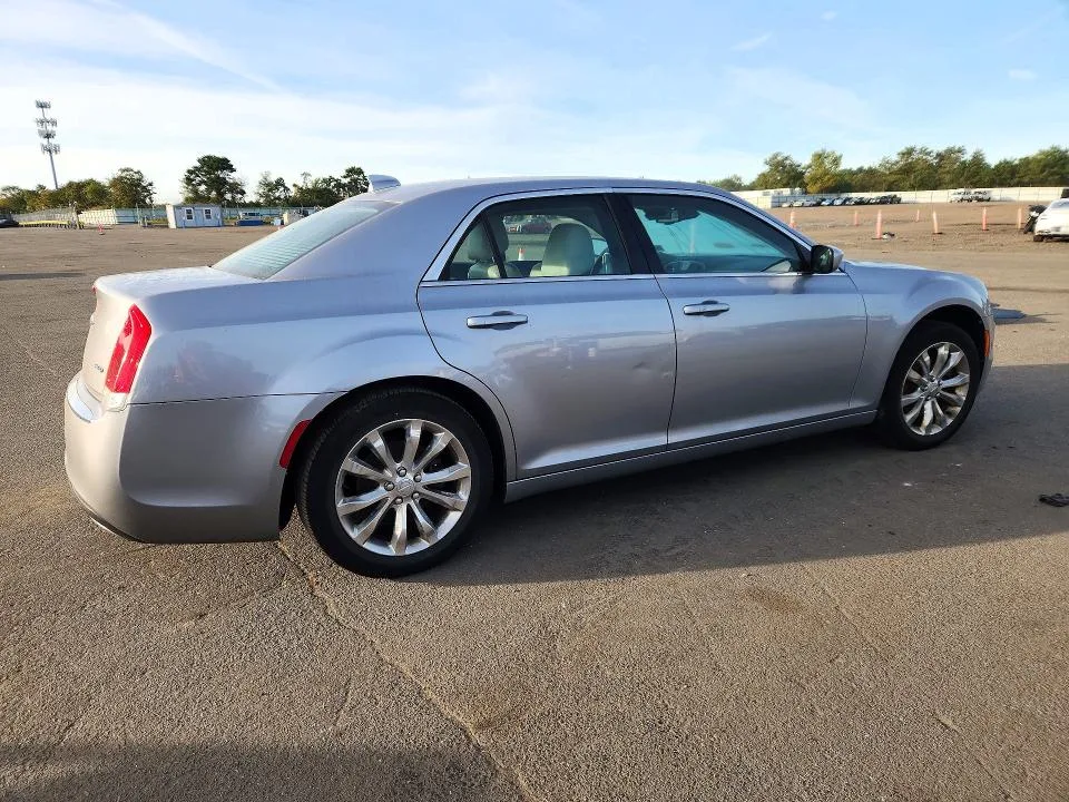 2C3CCARG0HH637394 — 2017 CHRYSLER 300 photo 3