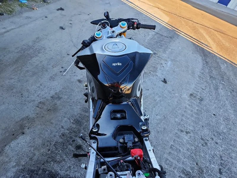 ZD4RKUB04GS000785 — 2016 APRILIA RSV4 photo 6