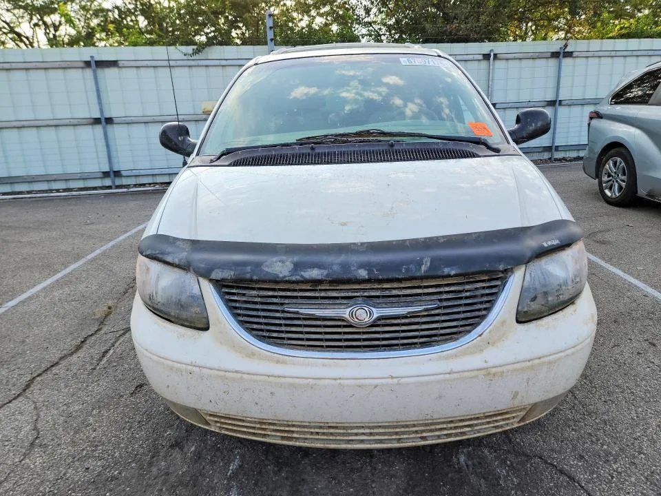 2C8GP64L42R711581 — 2002 CHRYSLER TOWN & COUNTRY photo 5